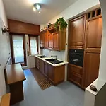6 People, 3 Parking Spot, Balconies, Metro B Apartmán
